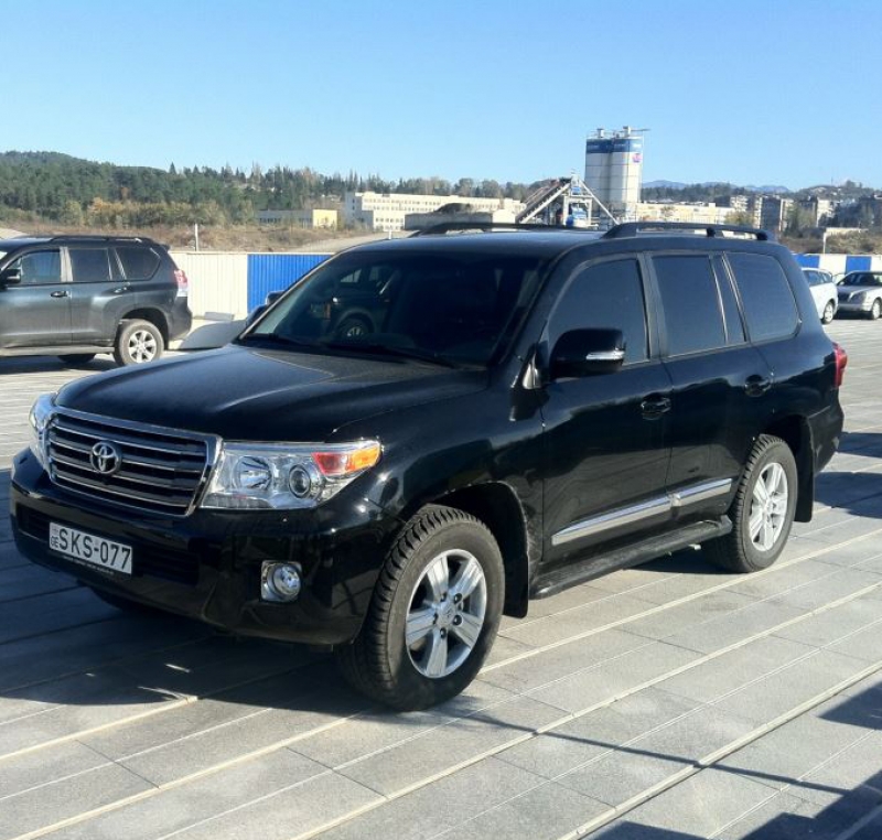 სოსო ჯაჭვლიანი პარლამენტში ახალი Toyota Land Cruiser-ით მივიდა