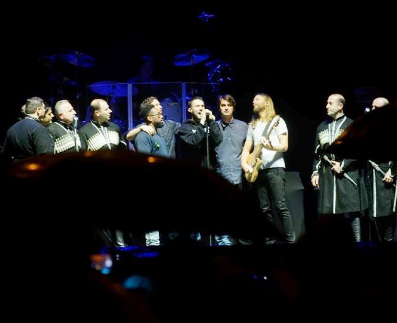 მოულოდნელი სანახაობა "Maroon 5"-ის კონცერტზე - ადამ ლევინი "ერისიონთან" ერთად ამღერდა