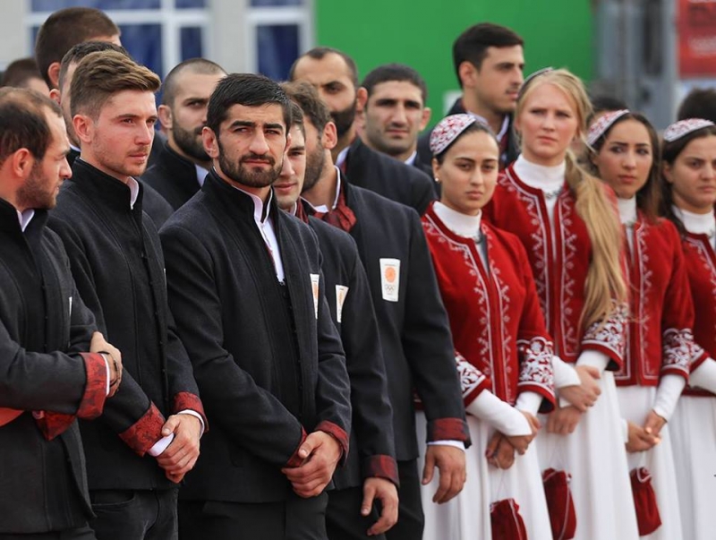 ვინ შექმნა ოლიმპიელების სამოსის დიზაინი, რომელმაც საზოგადოება აალაპარაკა