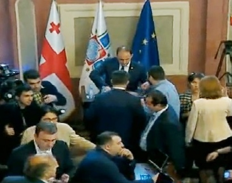 დავით ნარმანიას სიტყვით გამოსვლა შეაწყვეტინეს - სტვენა და შეძახილები საკრებულოს სხდომაზე