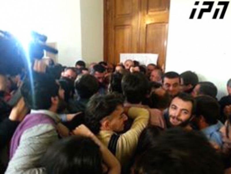 "აუდიტორია 115"-ის წევრები თვითმმართველობის ცენტრალურ ოფისში შეჭრას ცდილობენ