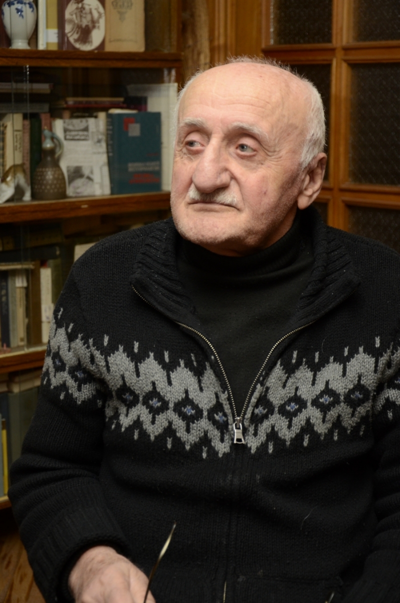 "ნა­თელ­მ­ხილ­ველს უთ­ქ­ვამს, - ეს ბი­ჭი კარ­გი კა­ცი დად­გე­ბა, მაგ­რამ ოჯა­ხის გვა­რი მას­ზე გა­ჩერ­დე­ბაო"