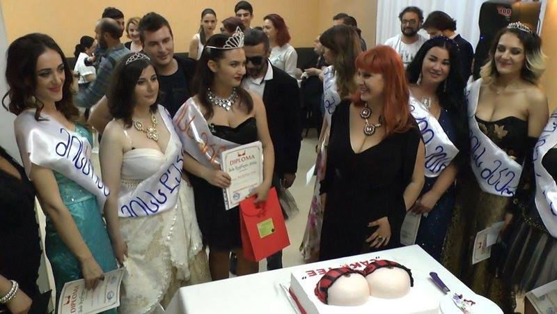 "რომელიღაცამ დრო იხელთა და წარწერა გადააკეთა -"მის მკერდის" ორგანიზატორი სკანდალის გამო განმარტებას აკეთებს