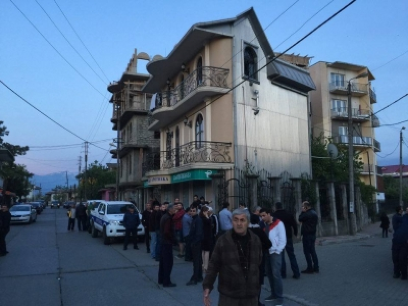  ქობულეთში მამაკაცს პედოფილიაში ადანაშაულებენ და ლინჩის წესით მის გასამართლებას ითხოვენ