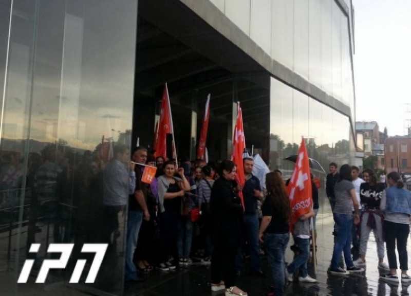 ''ახალი საქართველოს'' მსვლელობა ვარდების მოედნიდან ძლიერი სეტყვის და წვიმის გამო დაგვიანებით დაიწყო