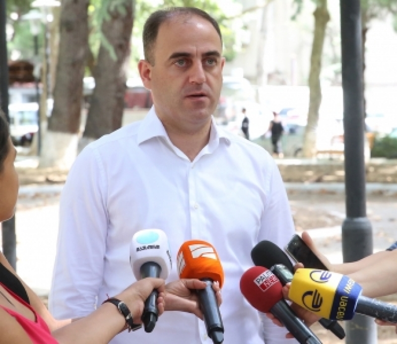 რა კომენტარს აკეთებს დავით ნარმანია ოთარ ფარცხალაძისთვის მიწების გადაცემაზე