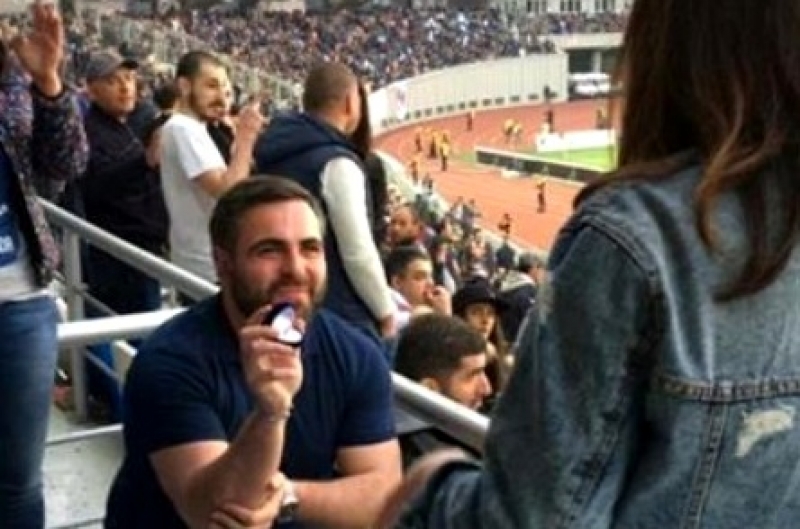 წყვილი, რომელზეც რაგბის მატჩის შემდეგ მთელი საქართველო საუბრობს - ემოციური ხელის თხოვნა 55 000 ადამიანის თვალწინ