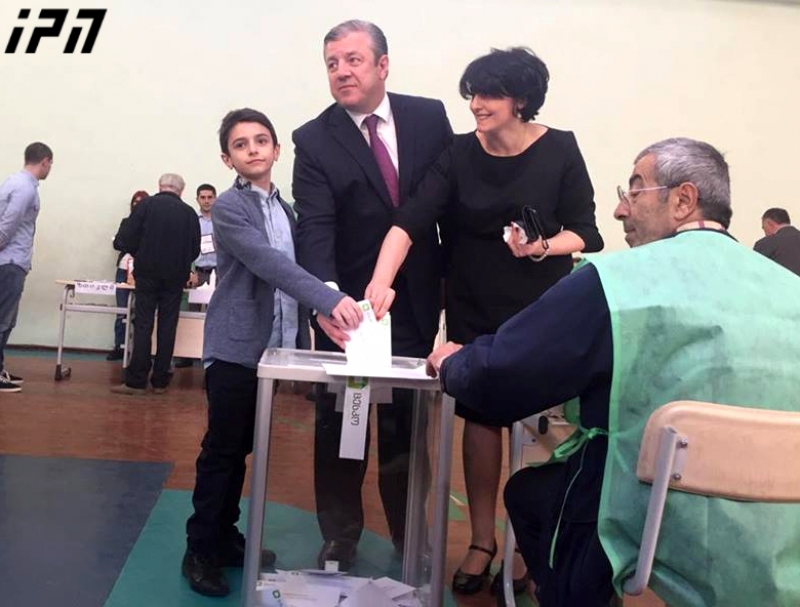 პრემიერი საარჩევნო უბანზე მეუღლესა და 4 შვილთან ერთად მივიდა - "მხარი დავუჭირე კიდევ უფრო უკეთეს მომავალს"