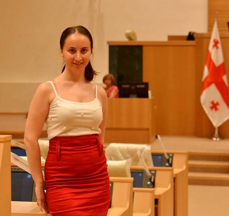 ჟურნალისტი, რომელმაც საპარლამენტო ცხოვრების შესახებ ყველაფერი იცის