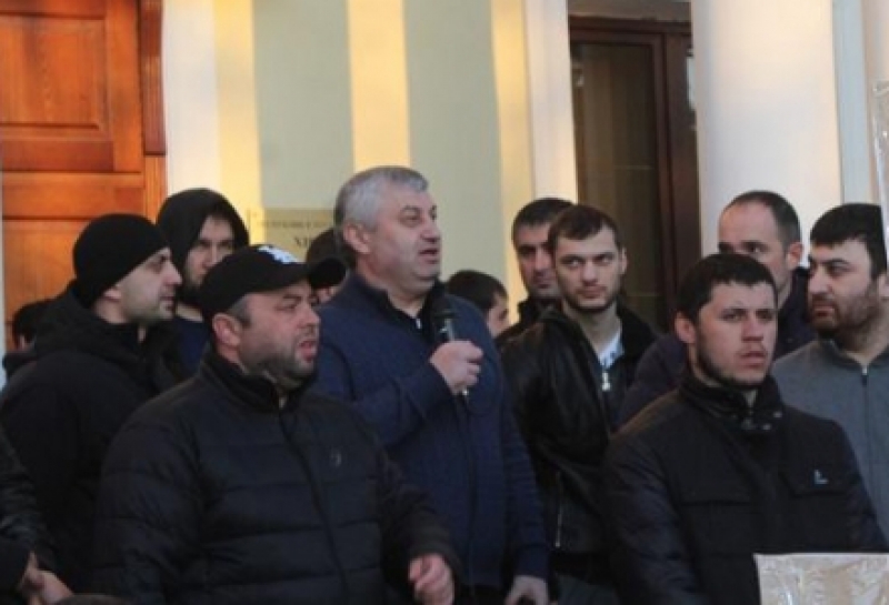 ცხინვალის ცენტრში ედუარდ კოკოითი აქციას მართავს