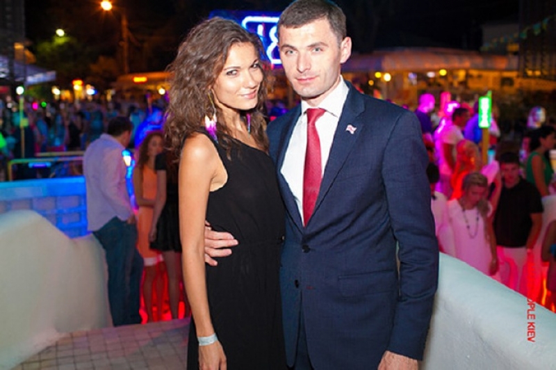 უკრაინელი გოგონების ფავორიტი ახალგაზრდა დიპლომატი - ვინ არის თემურ ნიშნიანიძე?