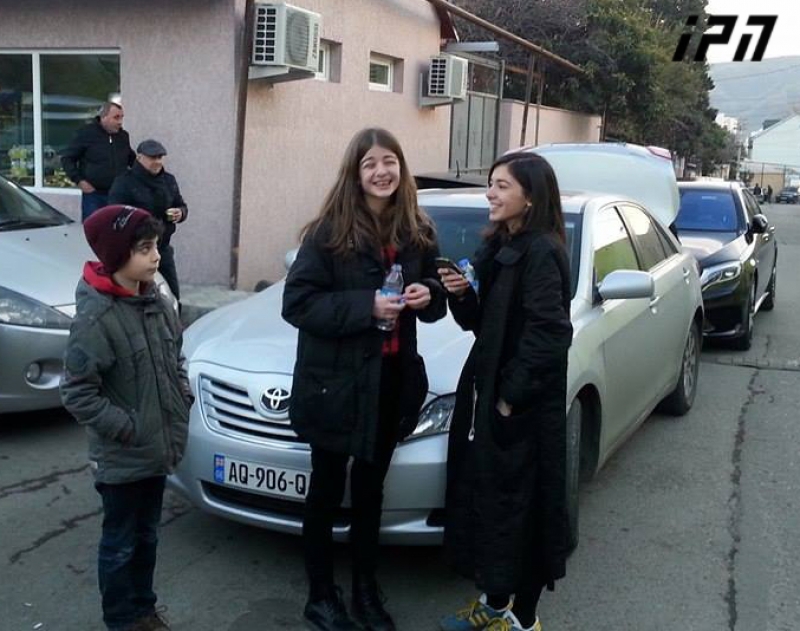 ე.წ. მატროსოვის ციხესთან გიგი უგულავას შვილები და მეგობრები ელოდებიან