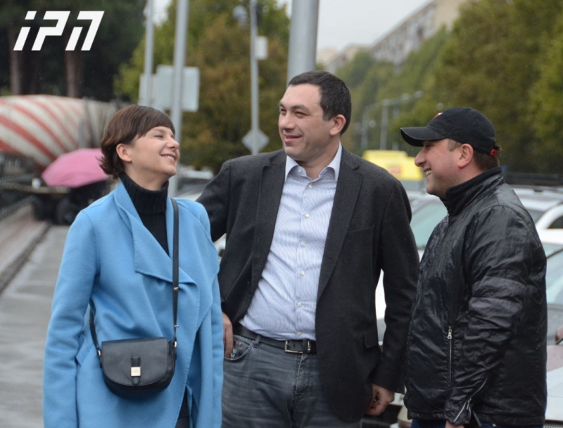 ბოკერია დაკითხვაზე მეუღლემ მიაცილა - ფოტორეპორტაჟი "მოდულის" შენობიდან
