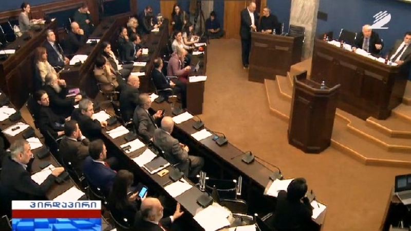 ვინ ესწრება განათლების კომიტეტის სხდომას, სადაც "მე და საზოგადოების" საგნის განხილვას კამათი მოჰყვა