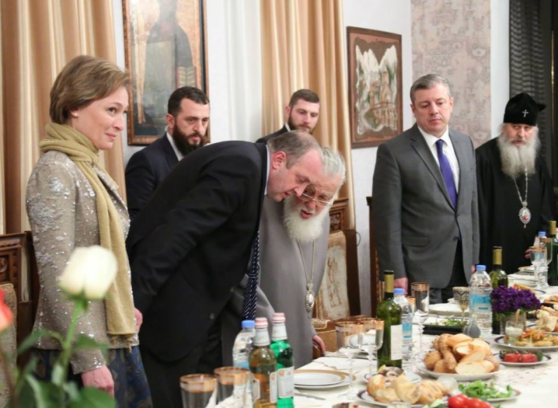 პრეზიდენტი და პრემიერი სტუმრად პატრიარქთან სადღესასწაულო ტრაპეზზე