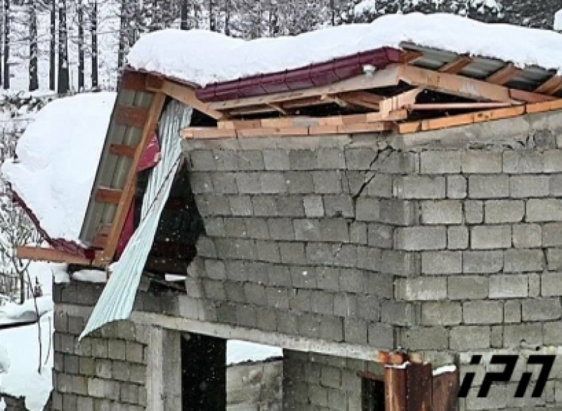 ქობულეთში თოვლმა სახლის სახურავი ჩამოანგრია