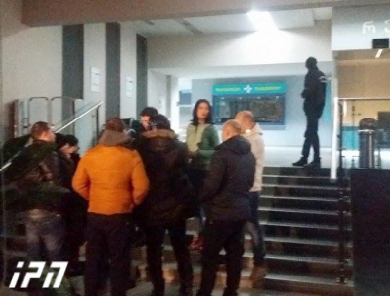 ჩაფიძის კლინიკასთან მისული დეკანოზ გიორგი მამალაძის ახლობლები ბრალდებულის ჯანმრთელობის მდგომარეობის შესახებ ინფორმაციას ითხოვენ