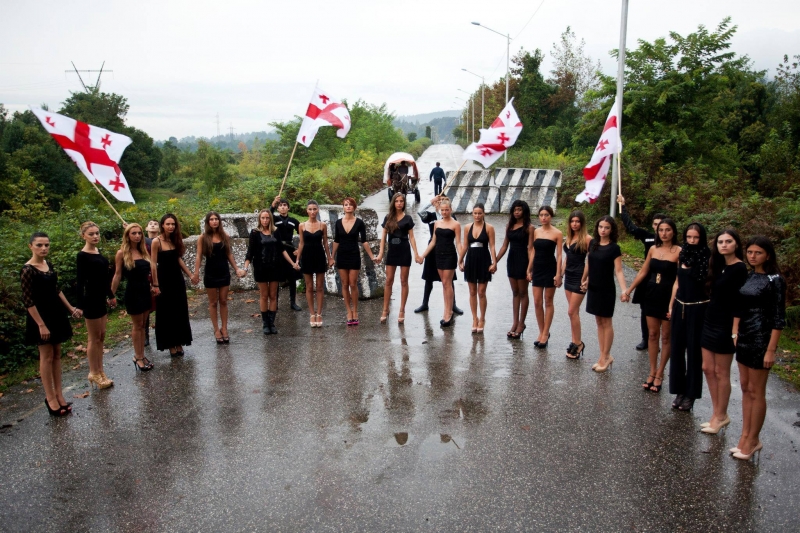 მოდელების საპროტესტო აქცია ოკუპაციის ხაზთან