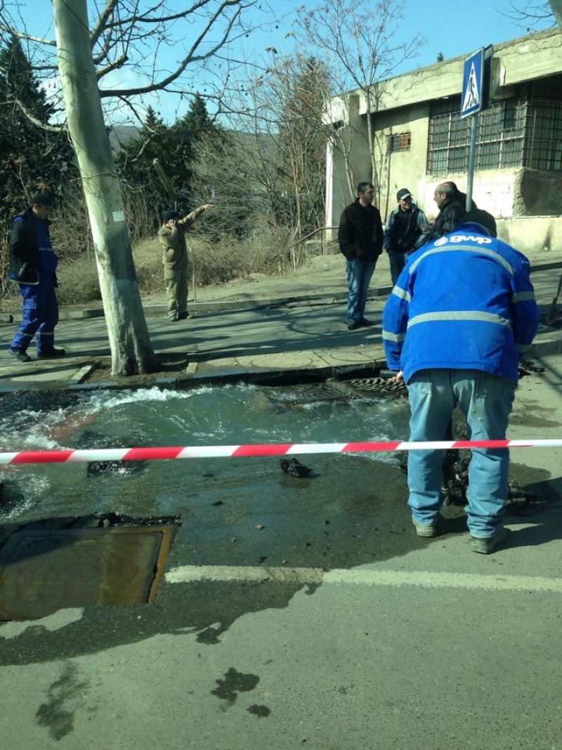წერეთელზე წყალსადენი გასკდა - ფოტორეპორტაჟი შემთხვევის ადგილიდან (+9 ფოტო)