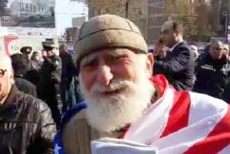 ამერიკის დროშიანი ბაბუ მერაბიშვილის მოწინააღმდეგეებს დაუპირისპირდა და მოღალატეები უწოდა