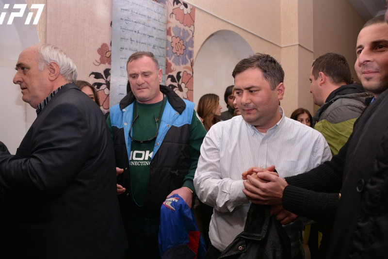 პრემიერის სახლთან დაკავებული ექვსი პირი ხელწერილის საფუძველზე გაათავისუფლეს