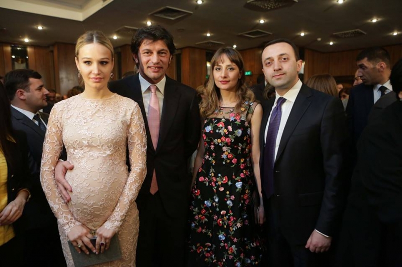 კადრები ინაუგურაციის დახურული ღონისძიებიდან - ქვეყნის პირველი პირები პირველ ნახევრებთან ერთად