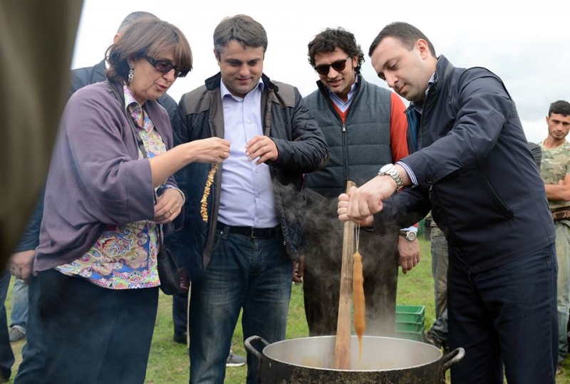 მინისტრთა კაბინეტი რთველში