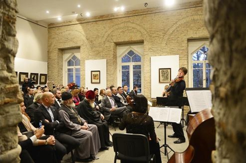 კლასიკური მუსიკის ვარსკვლავის, მევიოლინე ჯოშუა ბელის შემოქმედებითი საღამო წინანდლის ალექსანდრე ჭავჭავაძის სახლ-მუზეუმში გაიმართა
