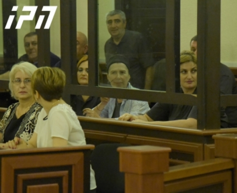 დაცვის მხარე მაია რჩეულიშვილისთვის 50 ათას ლარიანი გირაოს, ხოლო გუკა რჩეულიშვილისთვის 150 ათას ლარიანი გირაოს სანაცვლოდ გათავისუფლებას ითხოვს