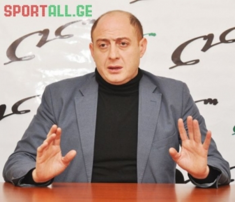 რევაზ არველაძემ თავის მხარდამჭერ დელეგატებს დარბაზში შესვლისკენ მოუწოდა