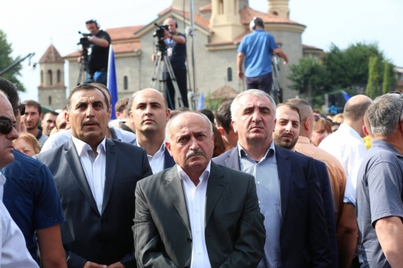 "ახლოს არ ვიცნობ, მაგრამ კაი ულვაშები უყენია" - რა იციან "ოცნების" კანდიდატზე მხარდამჭერებმა