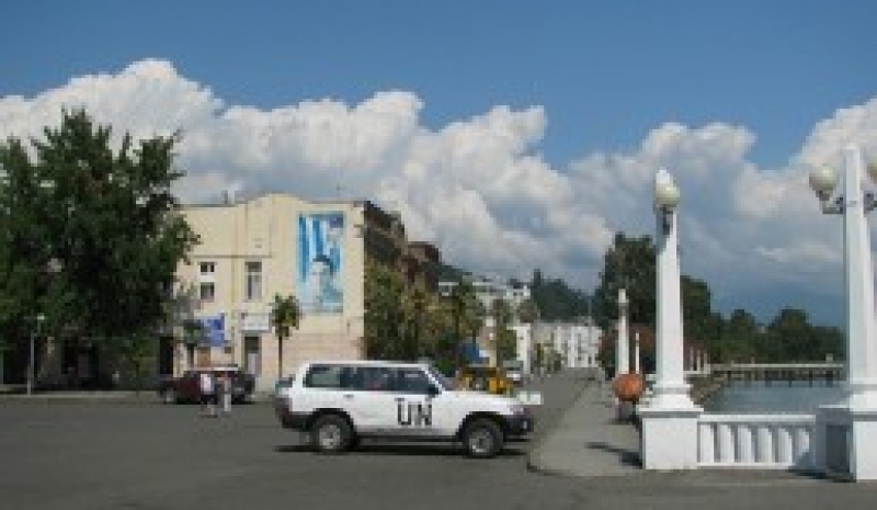 სოხუმში მოკლული რუსი დიპლომატის მეუღლეც გარდაიცვალა 