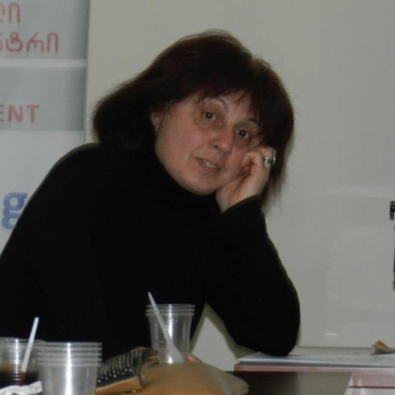 "ჩანს პოლიტიკაში წასვლის სურვილი აქვს და სტალინის გამო დევნილის იმიჯს იყენებს" - რას ამბობენ გორის უნივერსიტეტიდან გათავისუფლებულ ლექტორზე