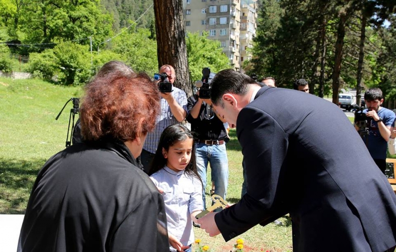 შს მინისტრმა ბორჯომში დაღუპული პოლიციელის ოჯახის წევრებს საცხოვრებელი ბინა გადასცა 