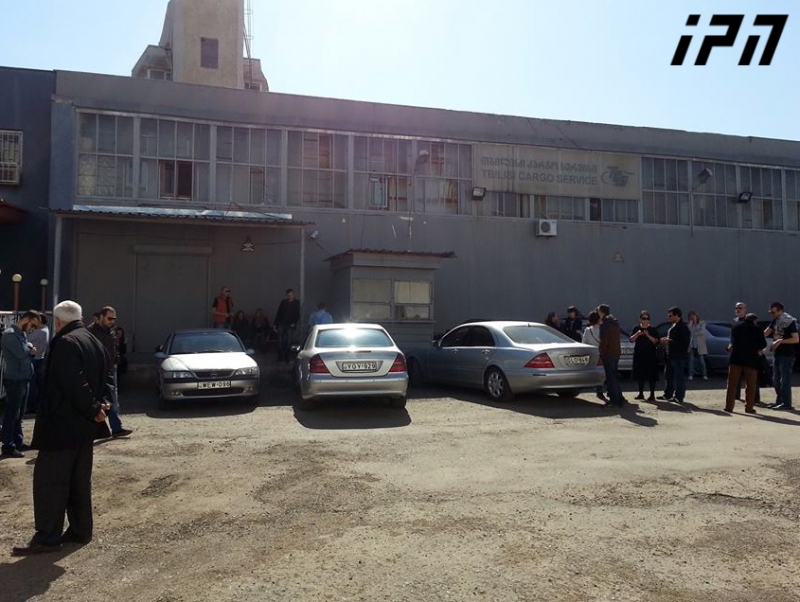 თბილისის აეროპორტში მსახიობ კოტე თოლორდავას მეგობრები და ახლობლები იკრიბებიან 