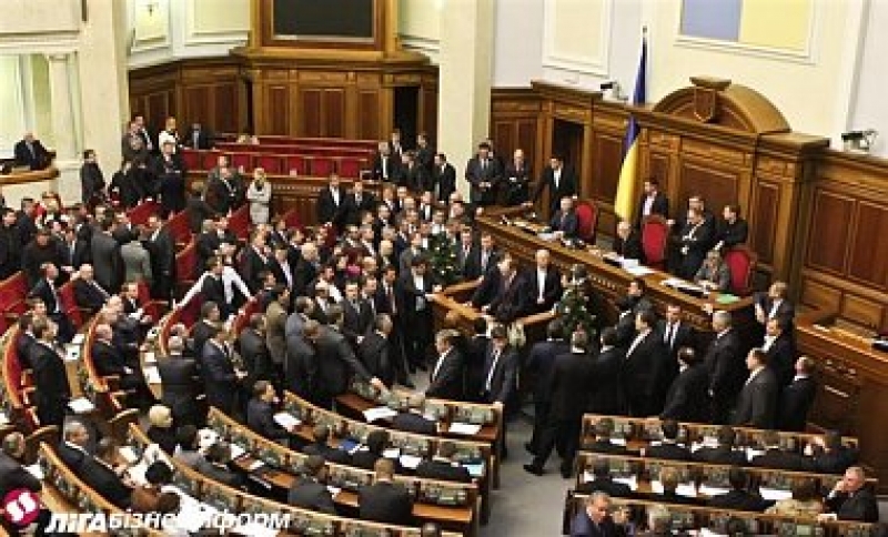 უკრაინის უმაღლესი რადას საპარლამენტო ტრიბუნა ოპოზიციას აქვს ბლოკირებული 