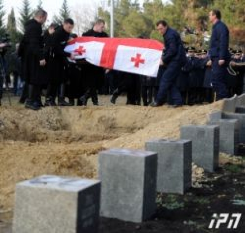 ბაბუშერას აეროპორტში დაღუპული კიდევ ხუთი პირი სამხედრო პატივით დაკრძალეს