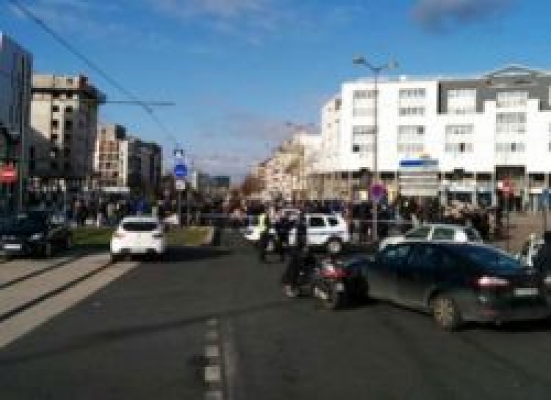 პარიზთან ახლოს, ფოსტაში შეჭრილ შეიარაღებულ მამაკაცს ფსიქიკური პრობლემები აქვს 