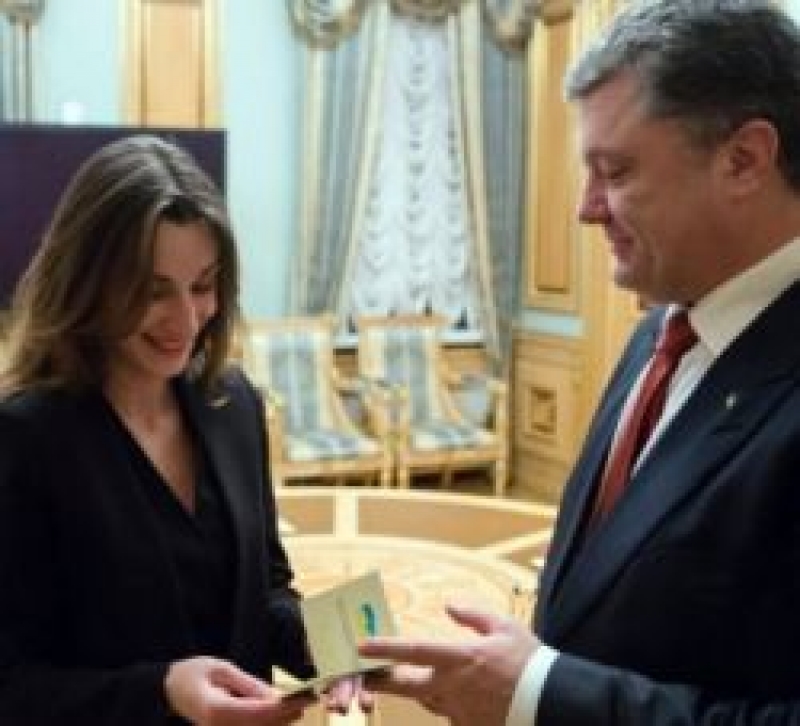 პეტრო პოროშენკომ ეკა ზღულაძეს უკრაინის პასპორტი გადასცა 
