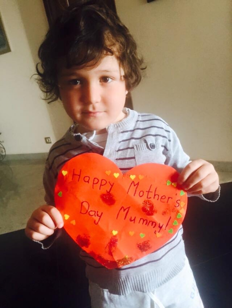 როგორ ულოცავენ ცნობილ დედებს დედის დღეს  