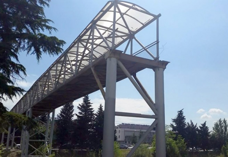 თბილისში, აღმაშენებლის ხეივანში ხიდი ჩამოინგრა