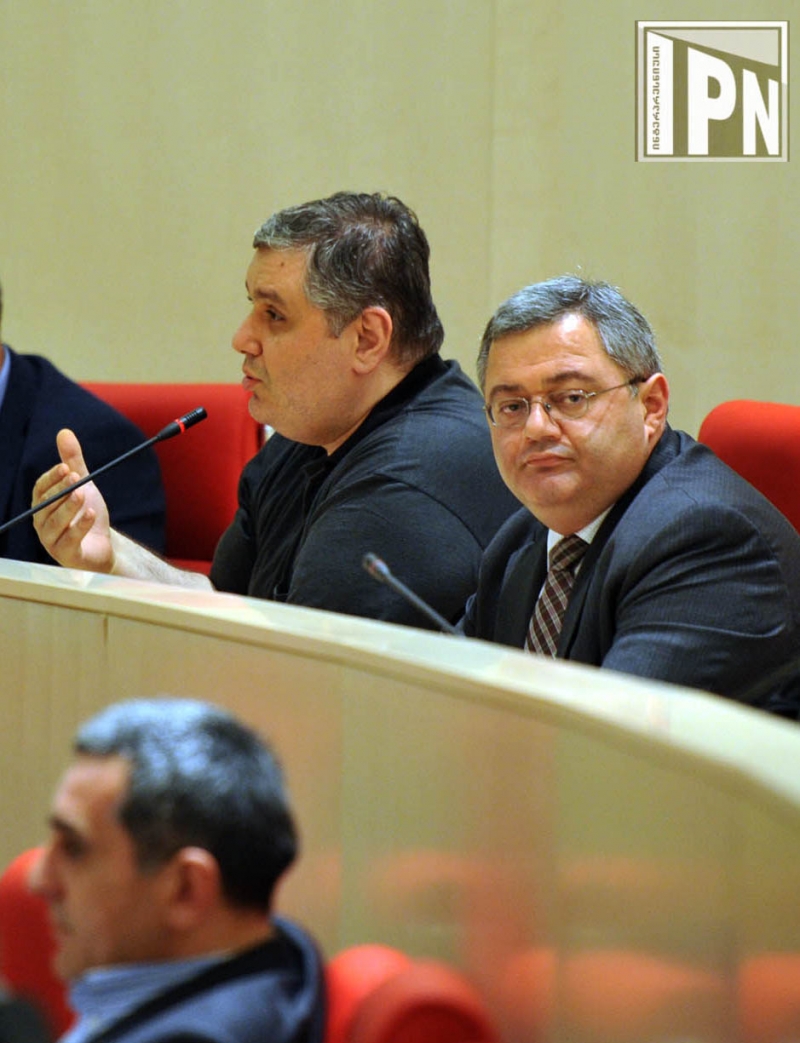 კობა დავითაშვილი პოლიტიკიდან მიდის, მაგრამ პარლამენტს ვერ შეელია