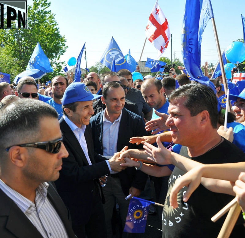 ლაგოდეხში ბიძინა ივანიშვილის კორტეჟს "ნაციონალური მოძრაობის" აქტივისტებმა გზა გადაუღობეს 
