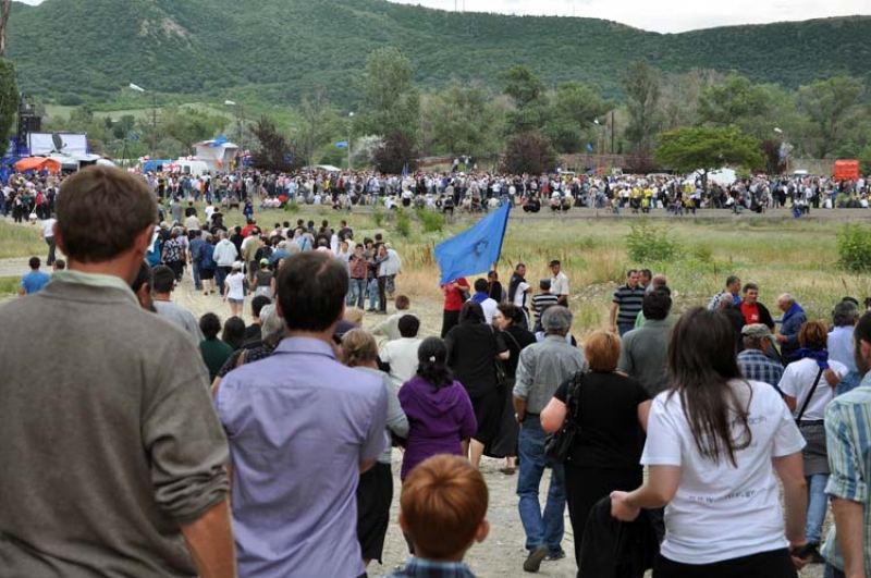 დედოფლისწყაროში გზაზე, სადაც ივანიშვილის კორტეჟს უნდა გაევლო, ლურსმნები დაყარეს