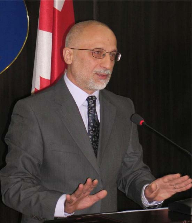 აქციის მონაწილეებმა გურამ ჩახვაძეს სიტყვიერი შეურაცხყოფა მიაყენეს და წყალი შეასხეს 