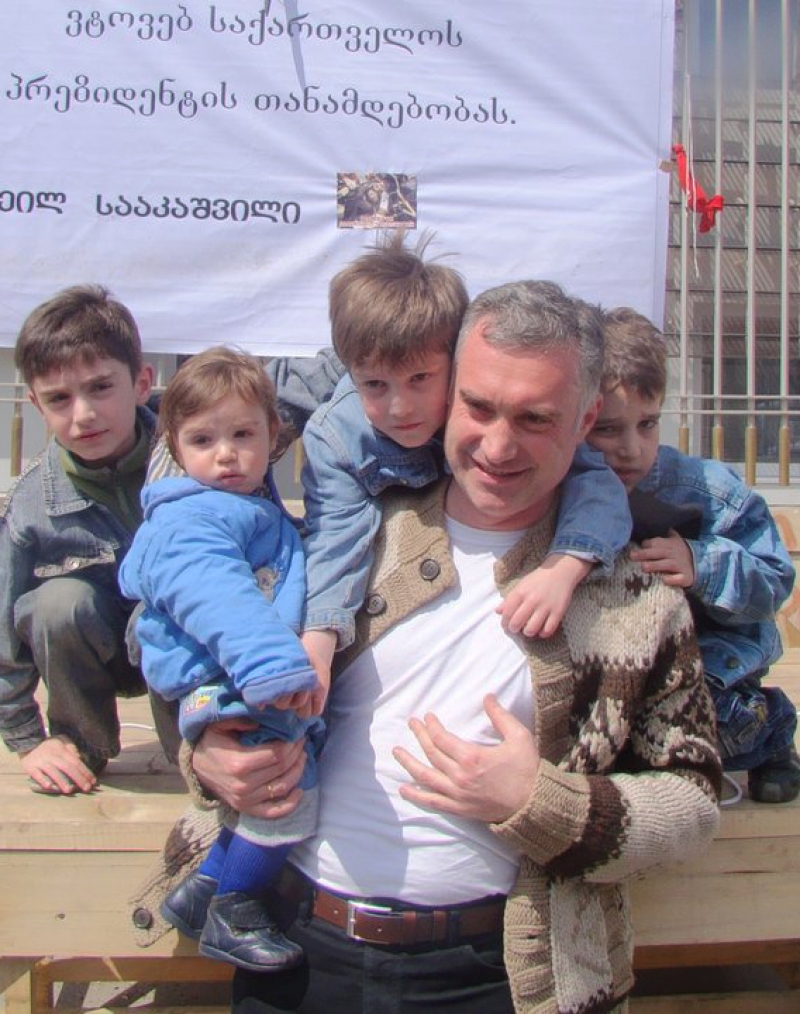 როგორ ცხოვრობს ზვიად ძიძიგურის მრავალშვილიანი ოჯახი