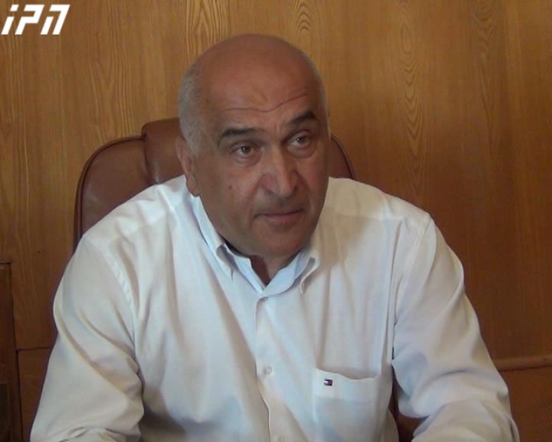 ახალმა გამგებელმა პირველი სამუშაო დღე მშობლების საფლავზე მისვლით დაიწყო 