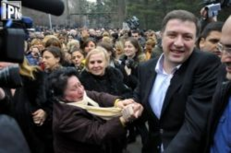 გიგი უგულავა პროკურატურაში ტაშით შეაცილეს