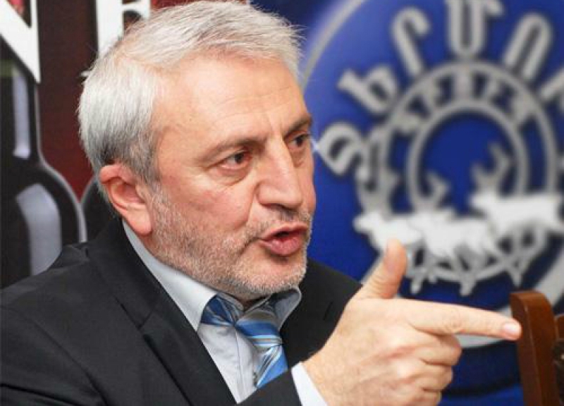 "ეს ტრადიცია საქართველოდან შემოვიდა, იქ კაცები ყოველდღე კოცნიან ერთმანეთს" - სომეხი პარლამენტარი "მამაკაცების გადაკოცნის" აკრძალვას ითხოვს