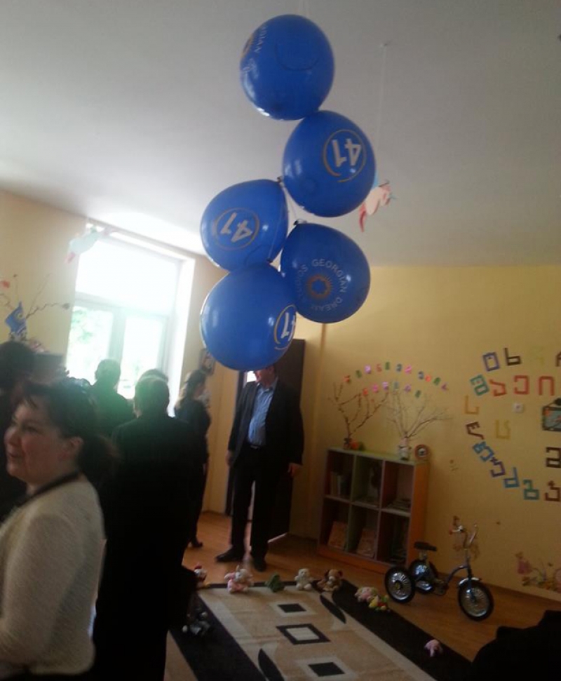 საბავშვო ბაღში დაკიდებული ბუშტები 41 ნომრით "მადლობის ნიშნად"
